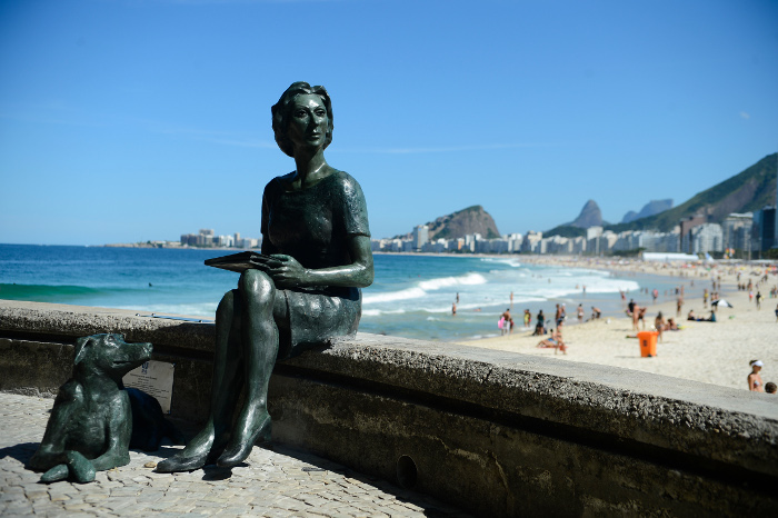 Rio de Janeiro - Estátua da escritora Clarice Lispector e seu cão Ulisses no Leme. (Fernando Frazão/Agência Brasil)