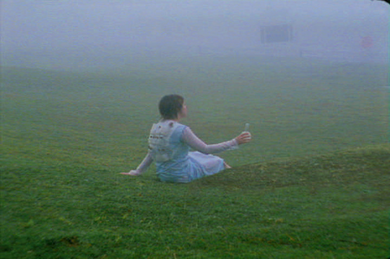 Cena de Coleta da neblina (2002), de Brígida Baltar