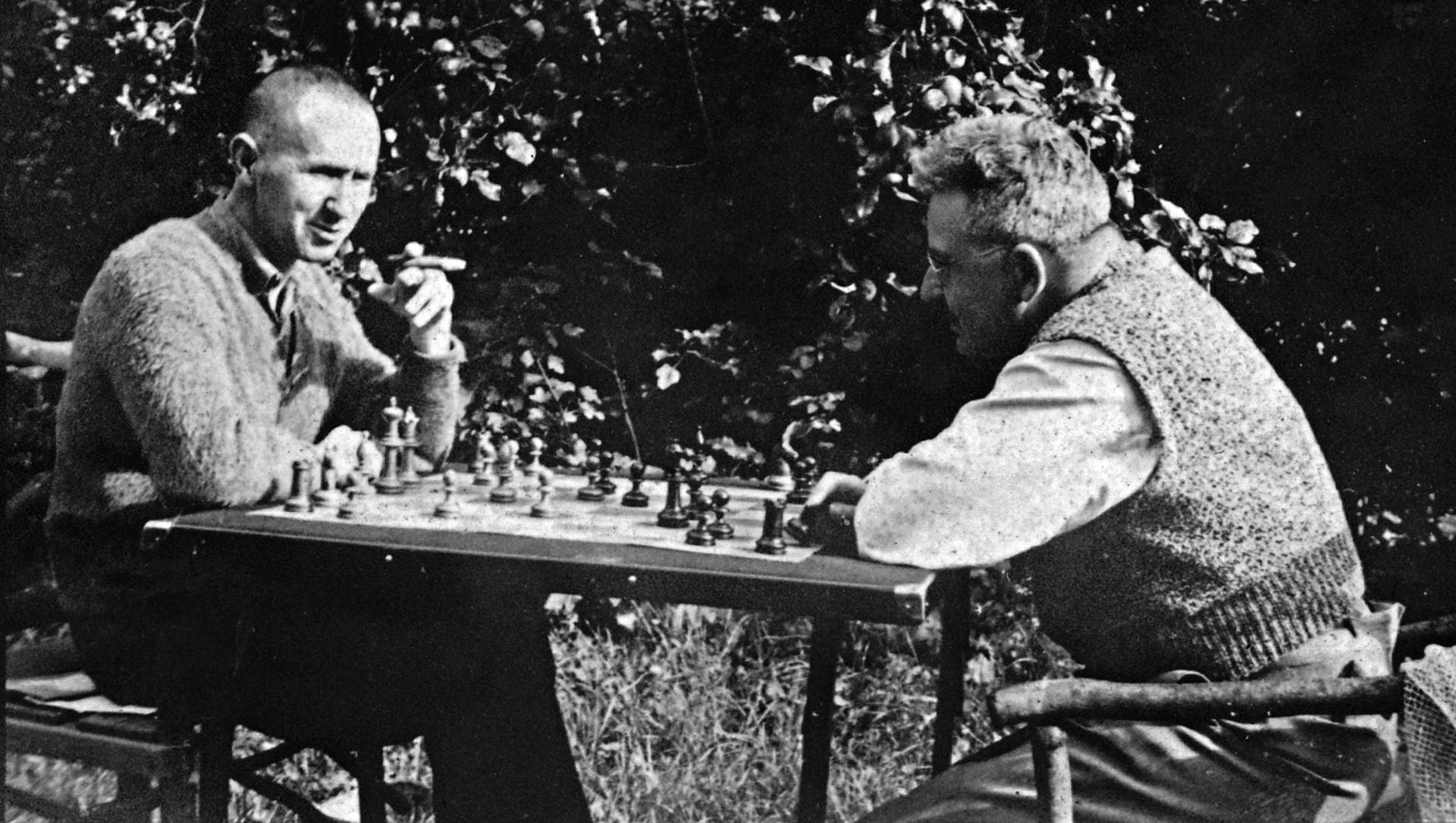 Bertolt Brecht e Walter Benjamin jogam xadrez em Skovsbostrand, na Dinamarca, em 1934. (Autor anônimo)